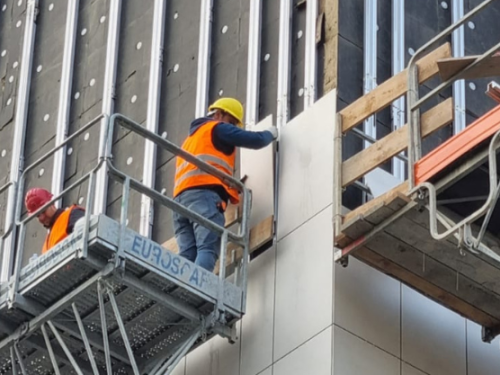 371638629posa-in-opera-facciata-ventilata